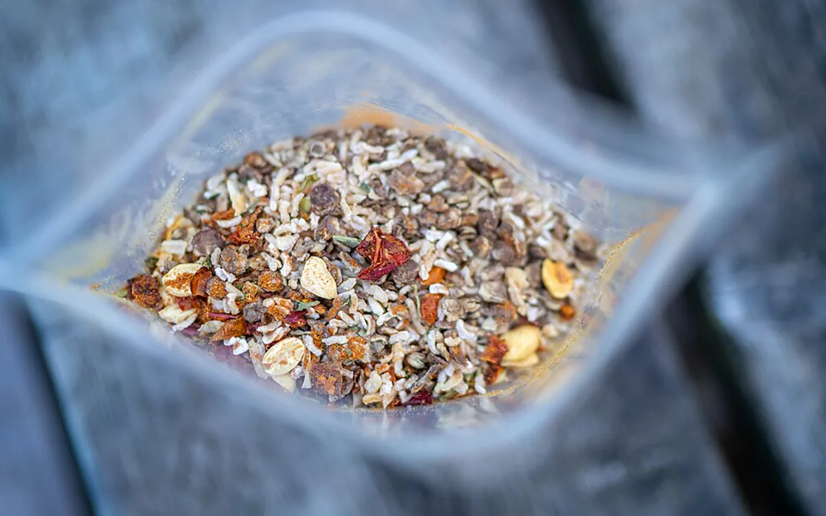 Foto editorial tentang bekal freeze dried untuk camping