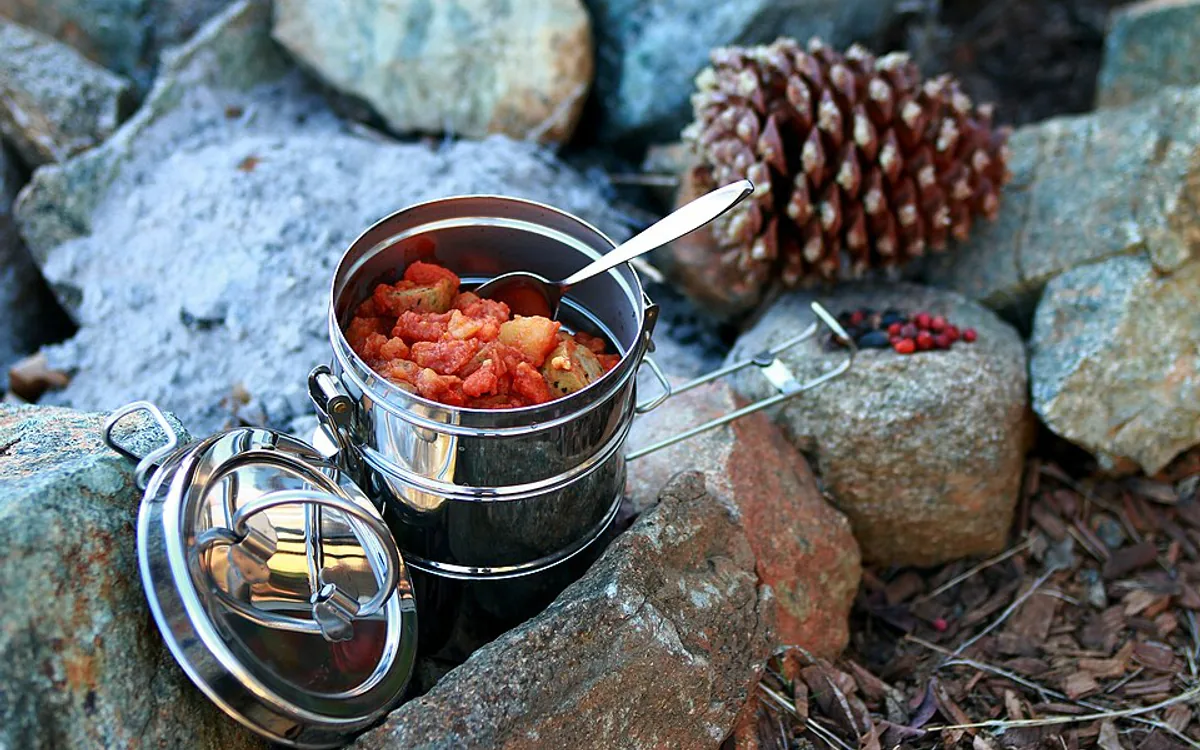 Foto editorial tentang porsi freeze dried perjalanan