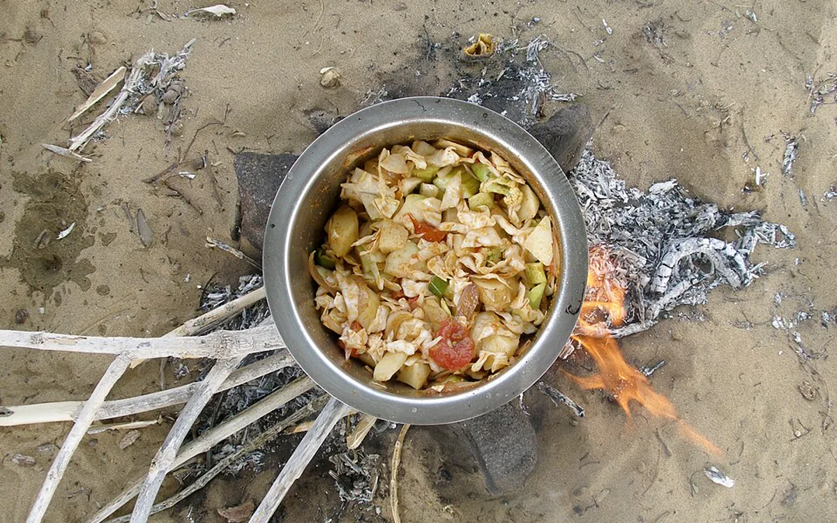 Foto editorial tentang cara rehidrasi freeze dried saat camping